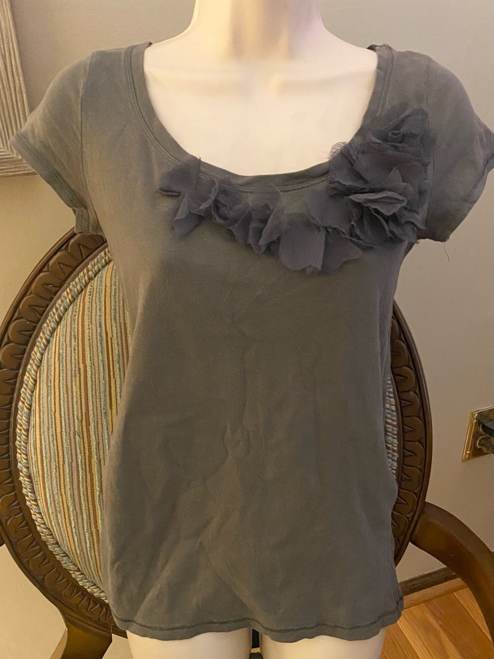 Ann Taylor Loft Gray Scoop Neck Short Sleeve Tee with Floral Appliqué